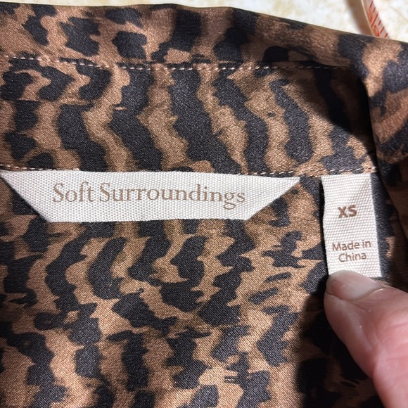 Soft Surroundings Silk 💯 Animal Print Brown Button Blouse Women Size XS - Picture 11 of 12